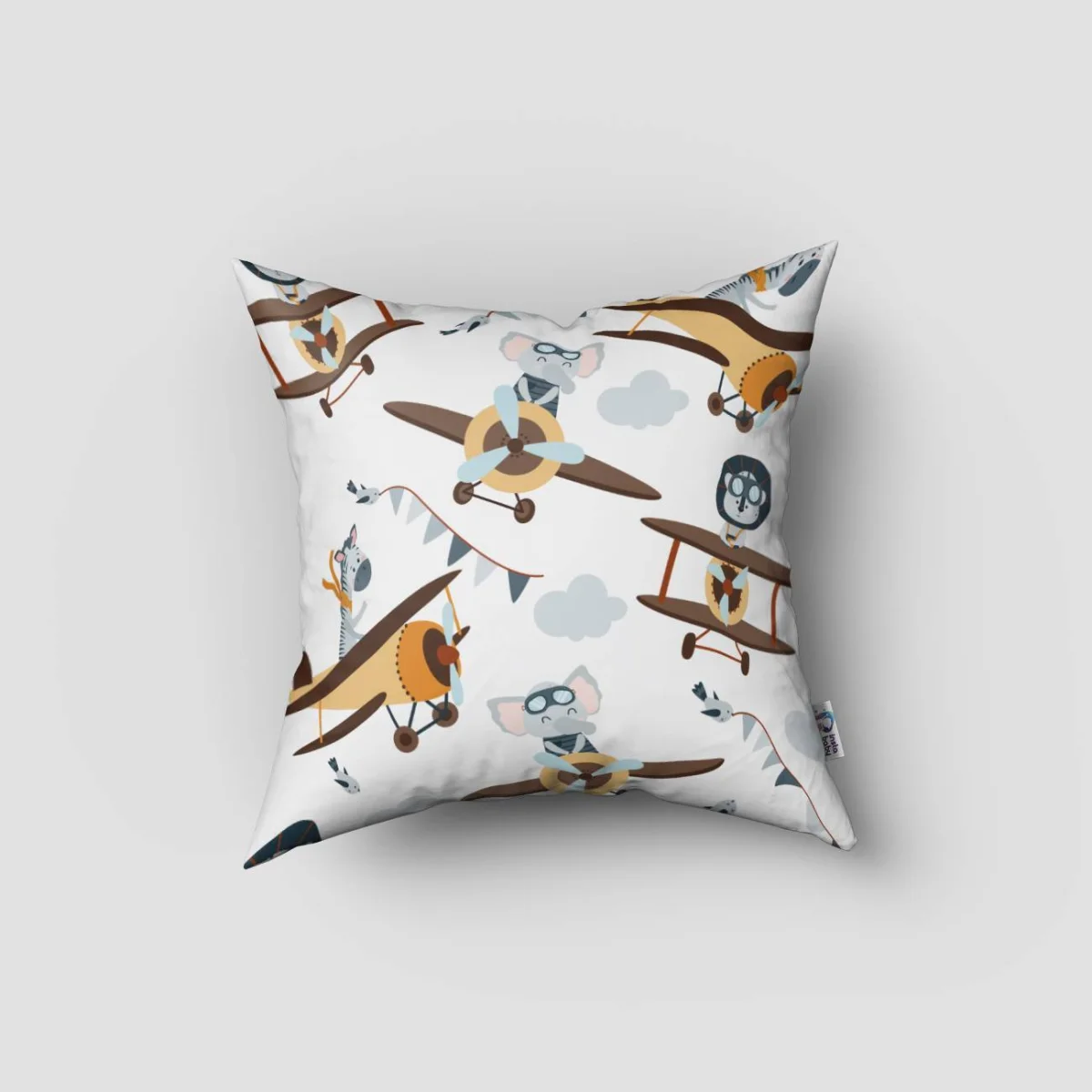 Hayvanlar ve Uçaklar Kırlent Kılıfı | Beyaz bulutlar, şerit bayraklar Desenli