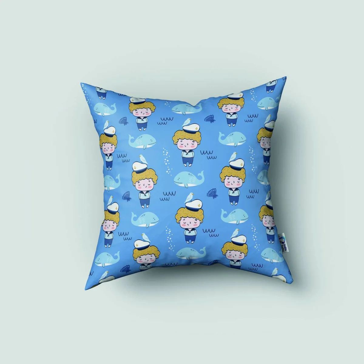 Denizci ve Balina Kırlent Kılıfı | Mavi bulutlar, martı Desenli