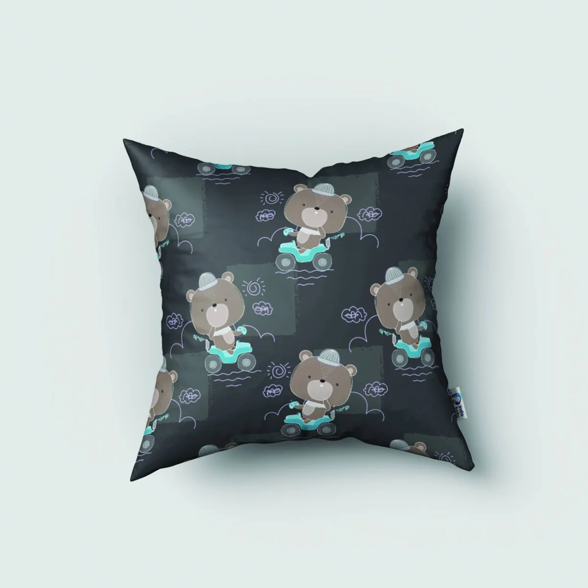 Araç süren ayıcık Kırlent Kılıfı | Mavi bulutlar, çimen Desenli