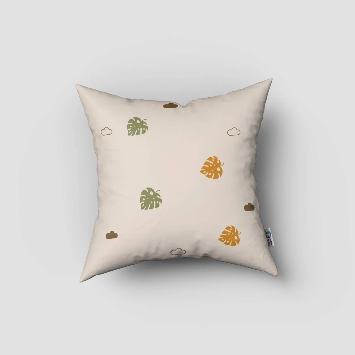 Orman Hayvanları Kırlent Kılıfı | Bej tropikal yapraklar, bulutlar ve sevimli noktalar Desenli