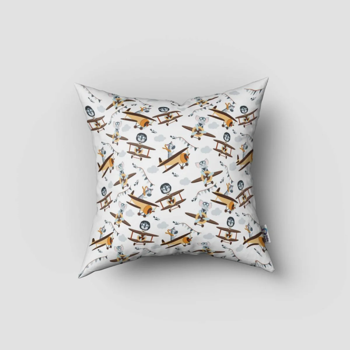 Hayvanlar ve Uçaklar Kırlent Kılıfı | Beyaz bulutlar, şerit bayraklar Desenli