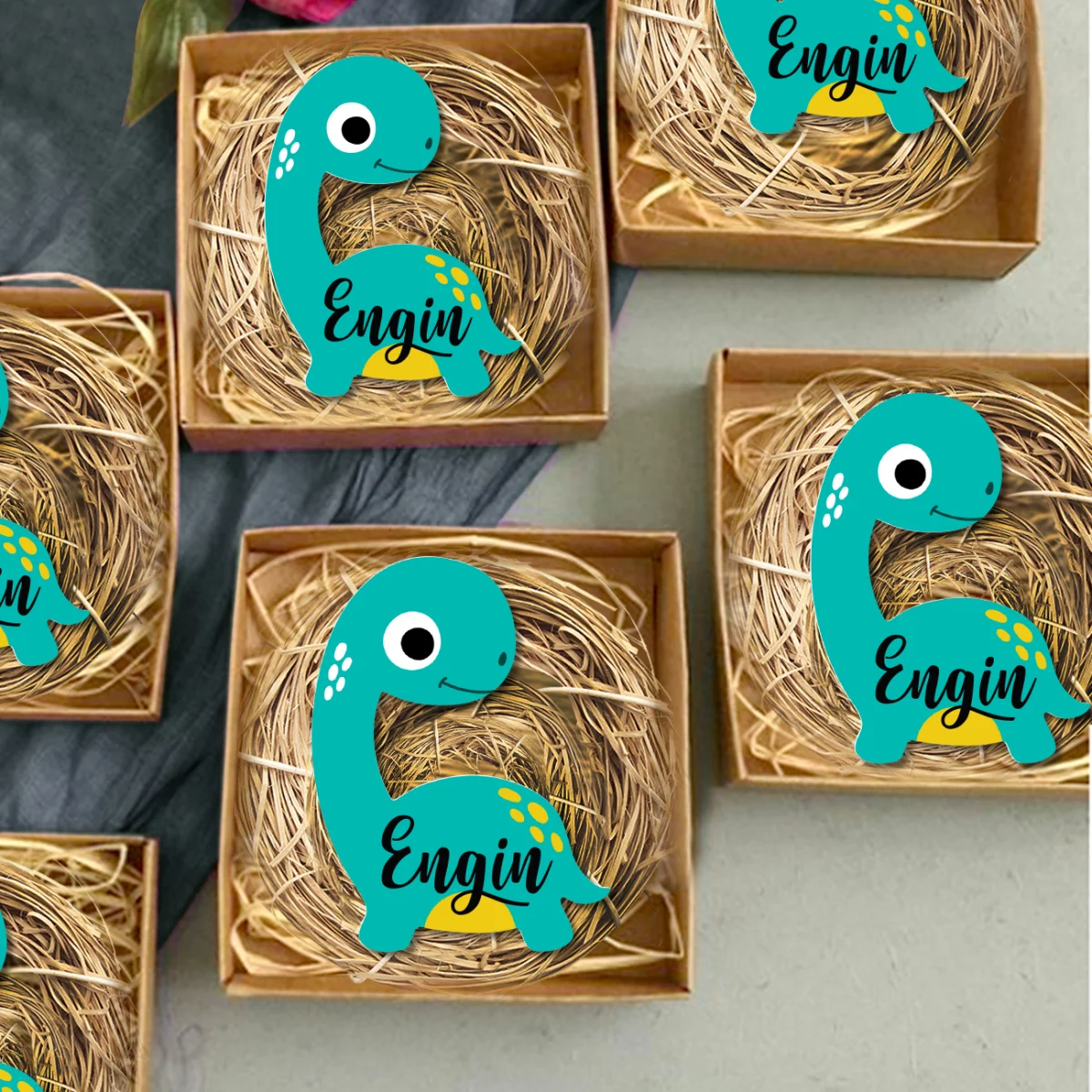 Dinozor Bebek Magneti | Turkuaz beyaz ve sarı benekler, ot yuva Desenli