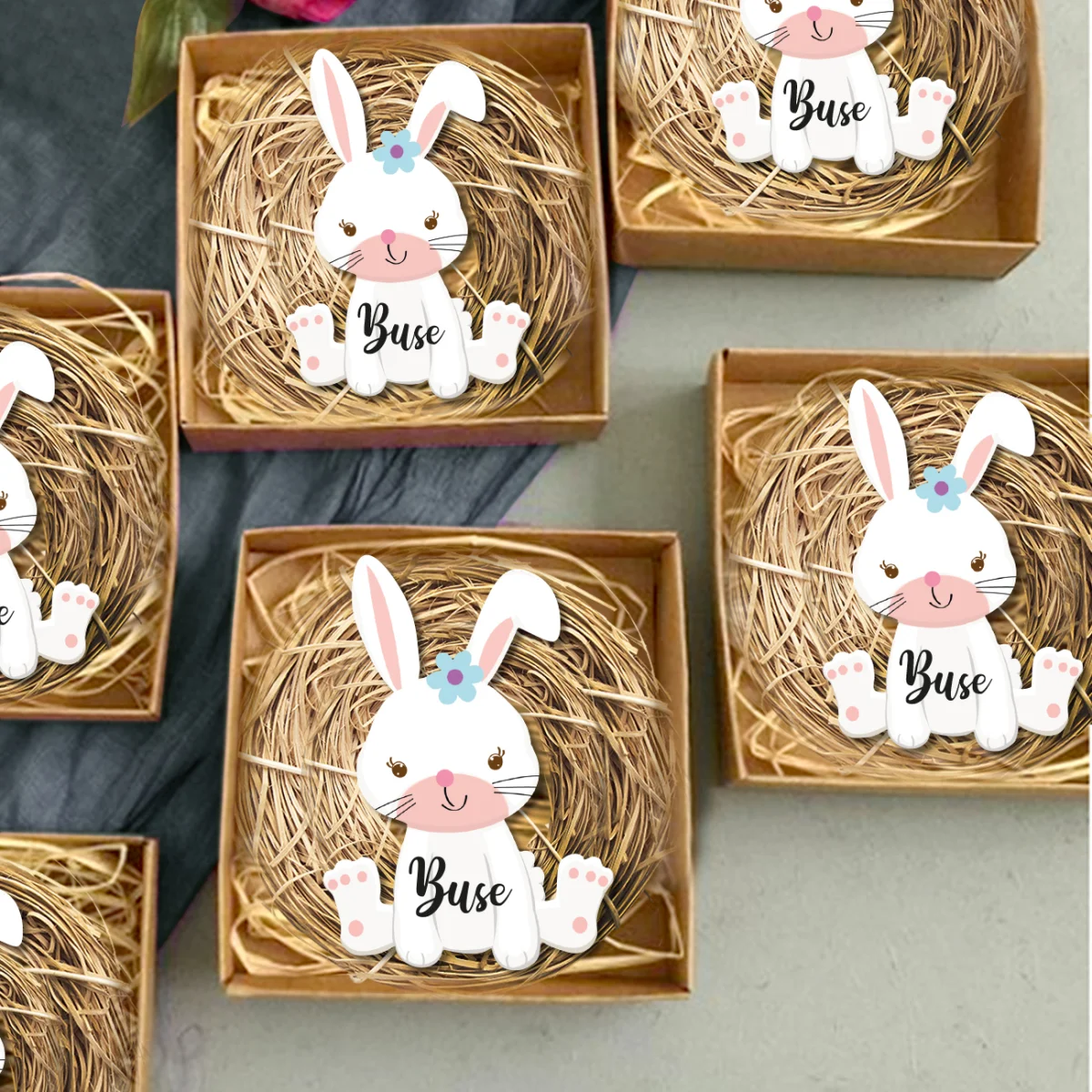 Tavşan, Paskalya konsepti Bebek Magneti | Beyaz mavi çiçek, hasır yuva Desenli