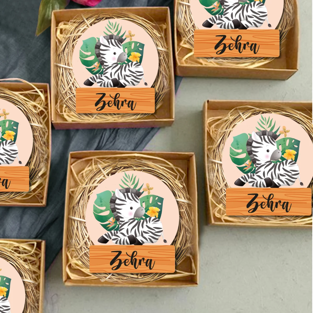 Zebra Bebek Magneti | Açık Pembe yeşil tropikal yapraklar, sarı çiçekler Desenli