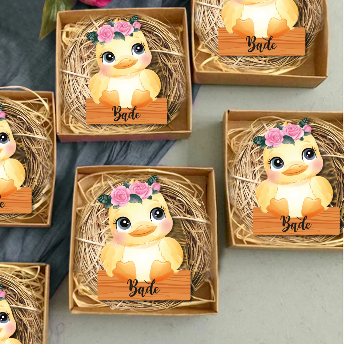 Civciv ve Çiçek Taç Bebek Magneti | Sarı Hasır yuva, pembe güller Desenli