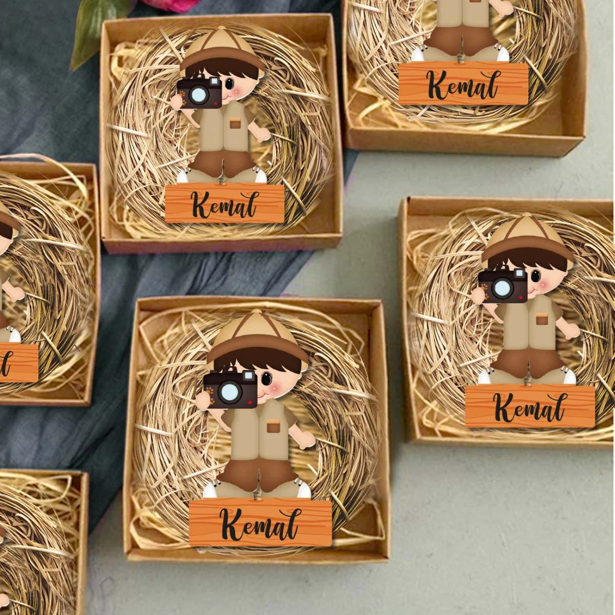 Safari Kaşif Çocuk Bebek Magneti | Kahverengi Ahşap tabela, kuru ot Desenli