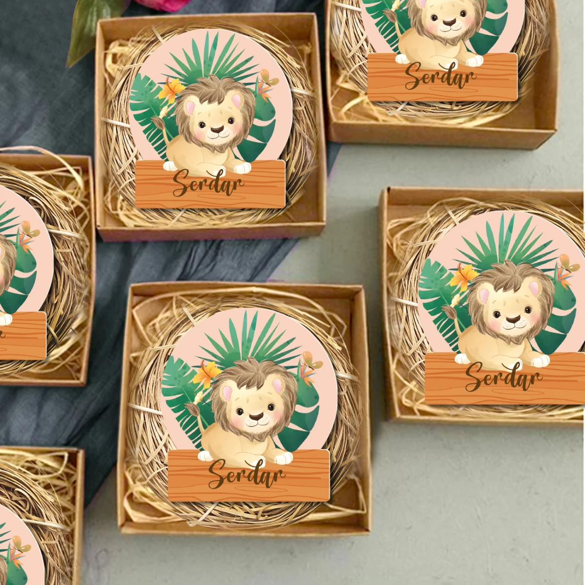 Orman Hayvanları Bebek Magneti | Açık pembe aslan, tropikal yapraklar Desenli