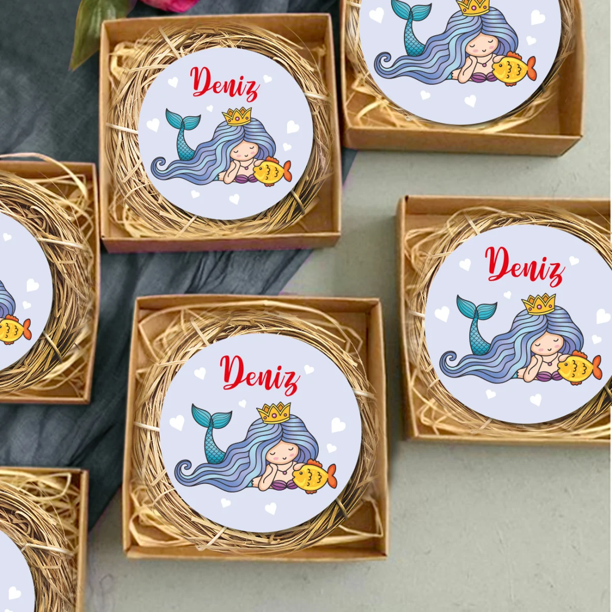 Deniz Kızı Bebek Magneti | Mor Beyaz kalpler, kırmızı isim Desenli