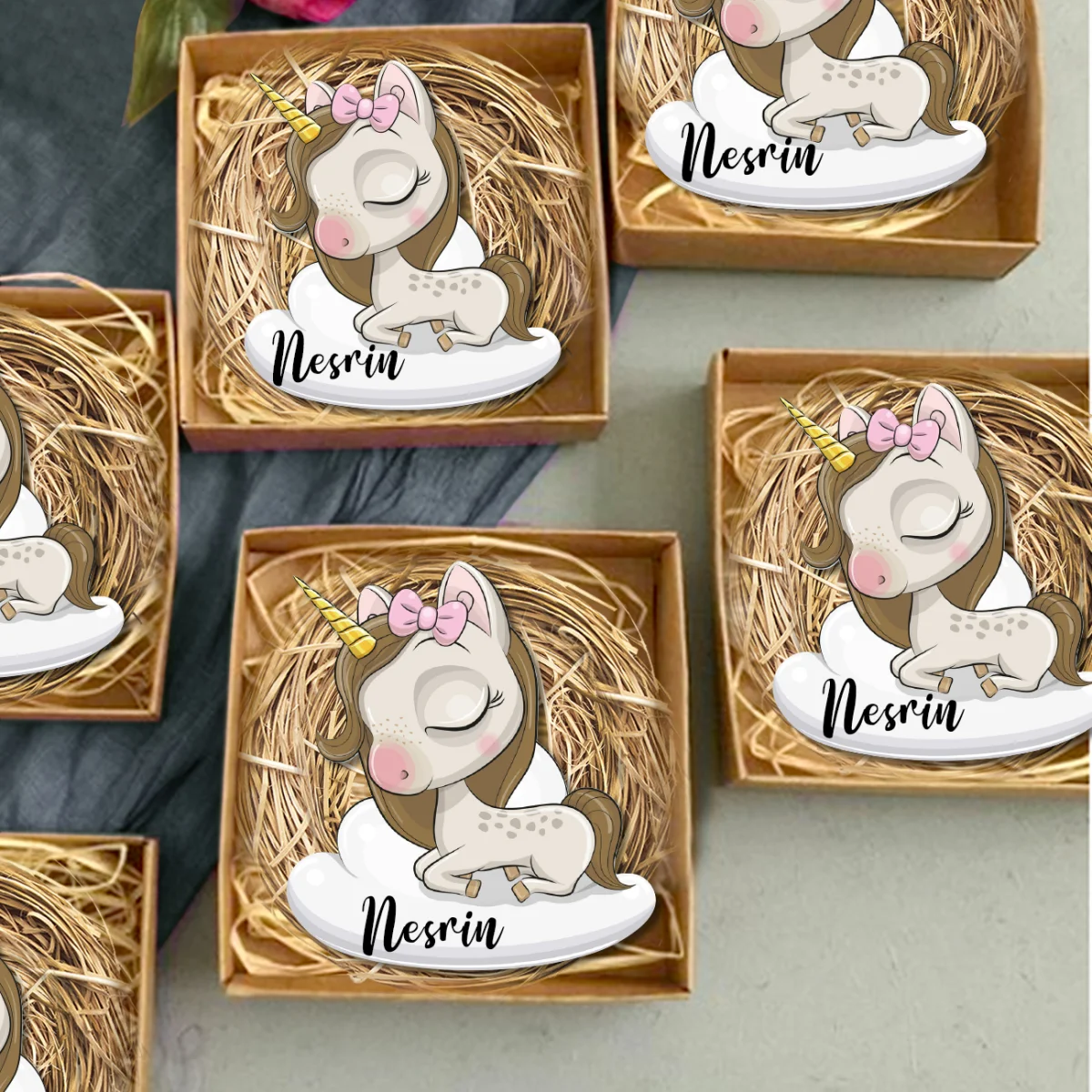 Unicorn Bebek Magneti | Beyaz Pembe kurdeleli unicorn, bulut üzerinde Desenli