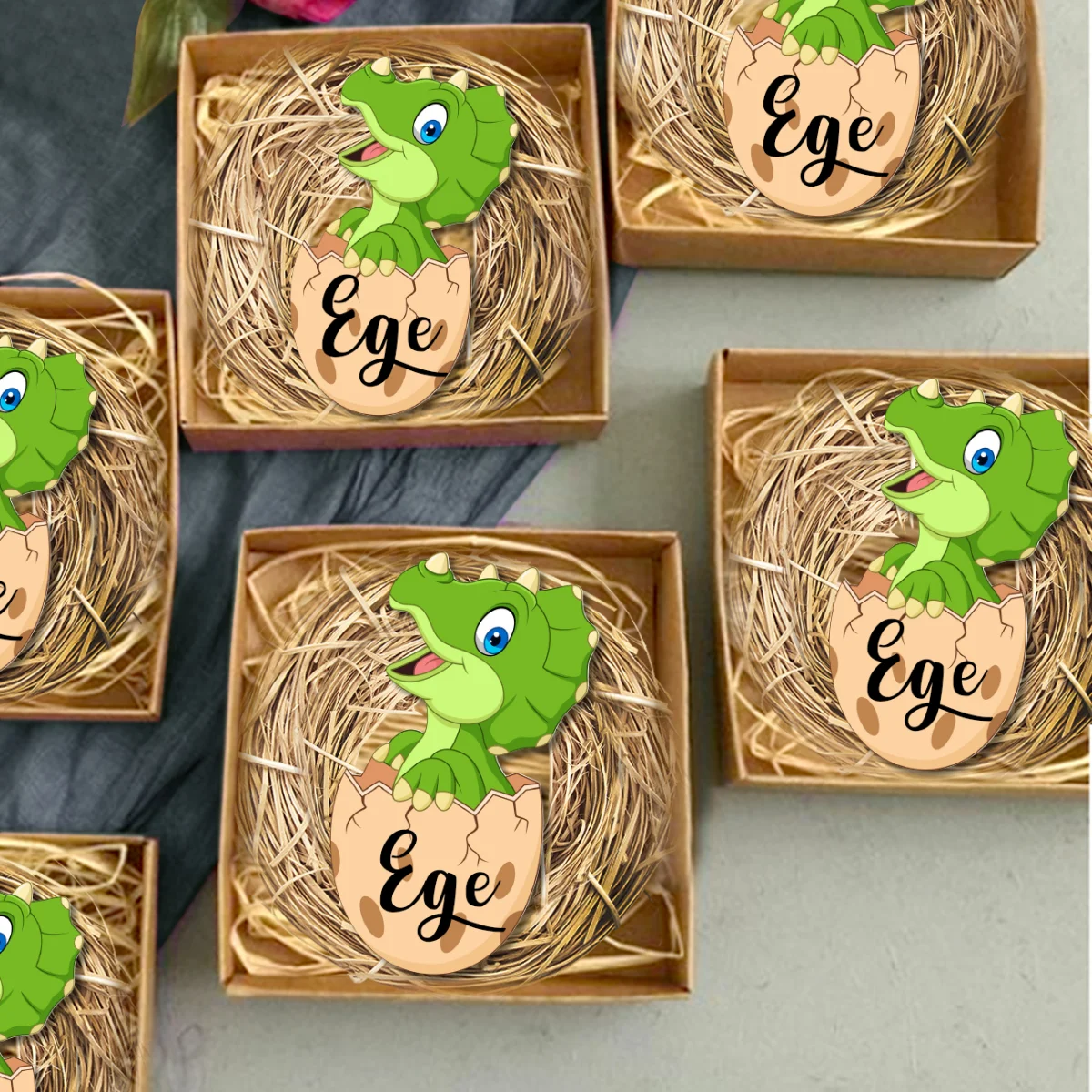 Dinozor Bebek Magneti | Yeşil yumurta, saman yuva Desenli