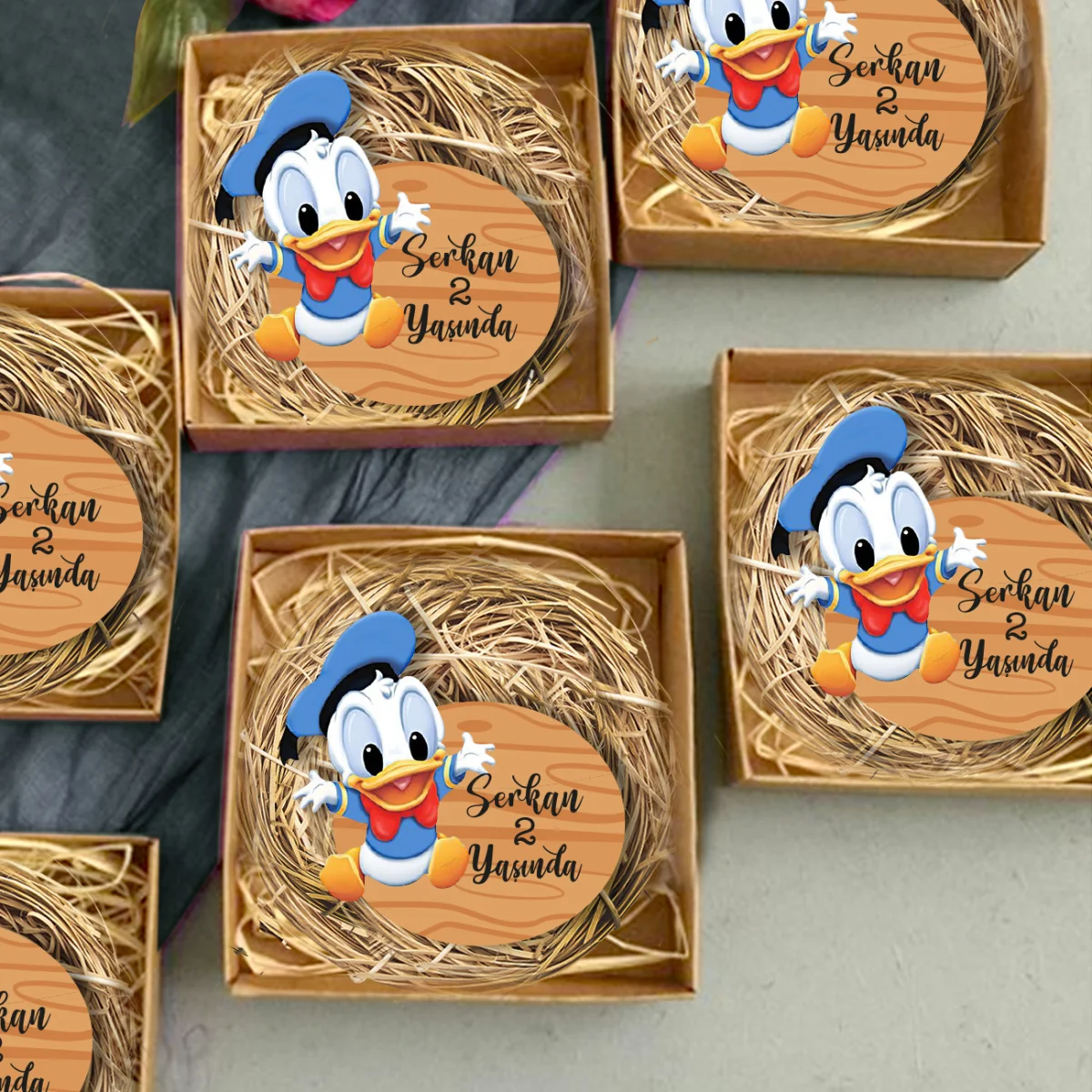 Donald Duck Bebek Magneti | Kahverengi Ahşap doku, kişiye özel yazı Desenli