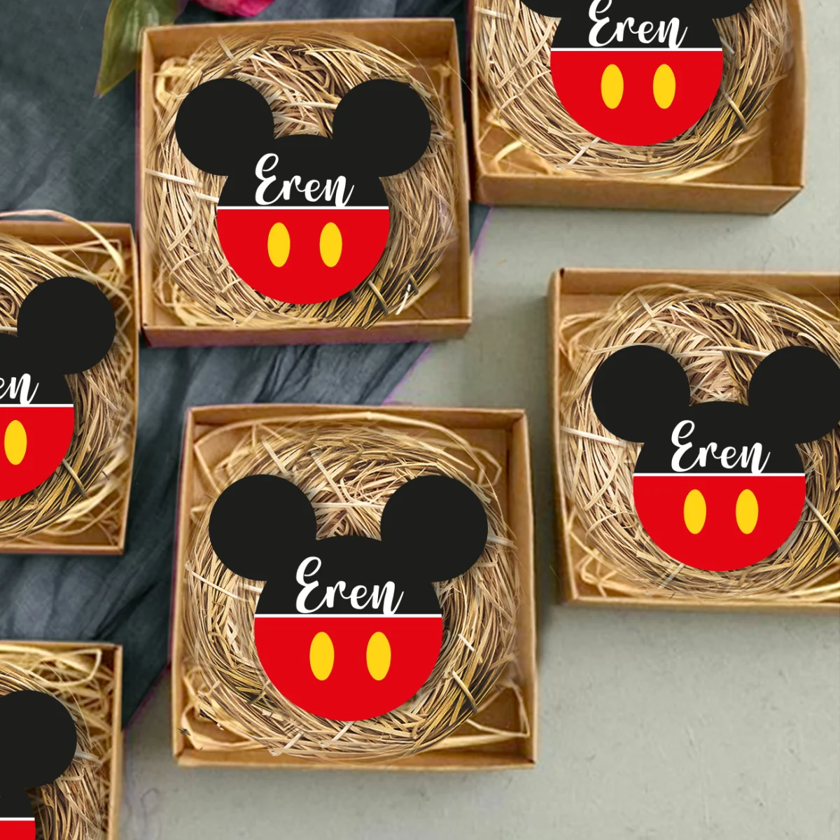 Mickey Mouse Bebek Magneti | Siyah, Kırmızı isim, sarı düğmeler Desenli