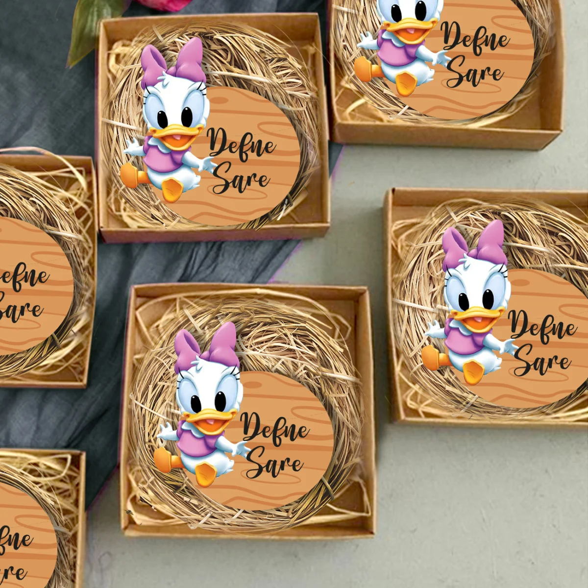 Bebek Daisy Ördek Bebek Magneti | Pembe Ahşap doku, saman Desenli