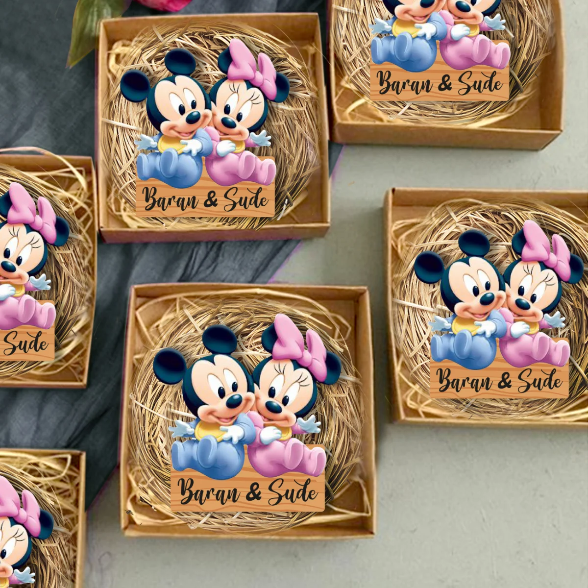 Mickey ve Minnie Mouse Bebek Magneti | Açık Kahverengi Ahşap tabela üzerinde bebek figürleri Desenli