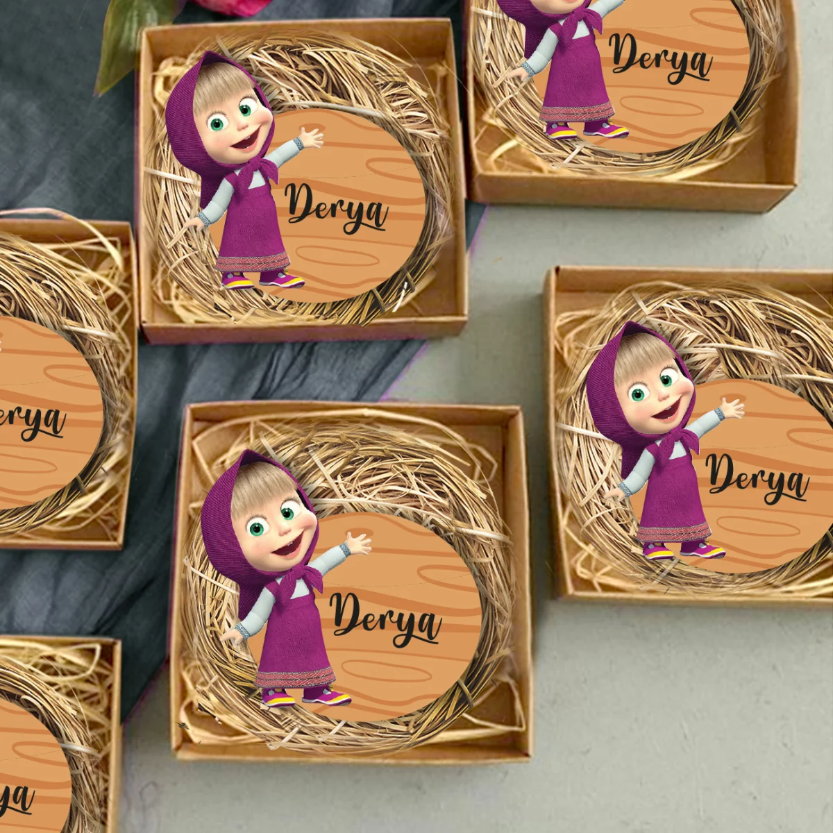 Masha Bebek Magneti | Kahverengi ahşap dokulu zemin, kişiye özel isim Desenli