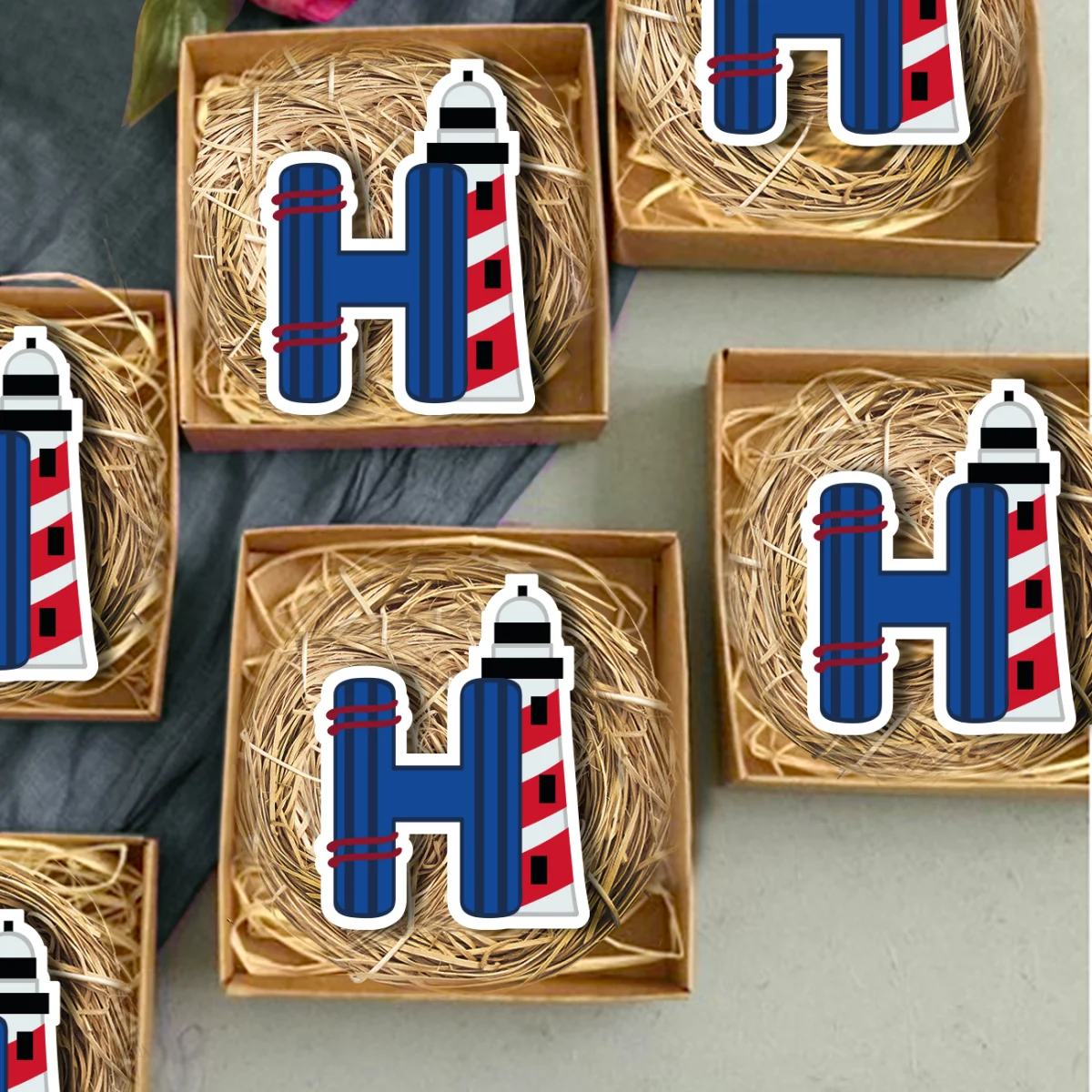 Denizci Feneri Bebek Magneti | Mavi Kırmızı beyaz çizgili fener, mavi harf Desenli