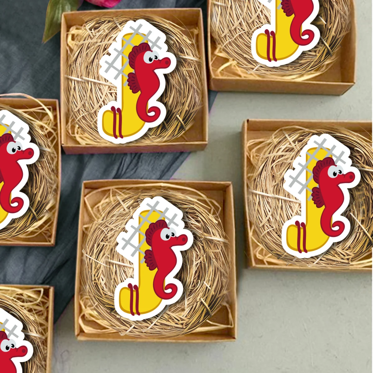 Denizatı Bebek Magneti | Sarı Kırmızı denizatı, sarı J harfi Desenli