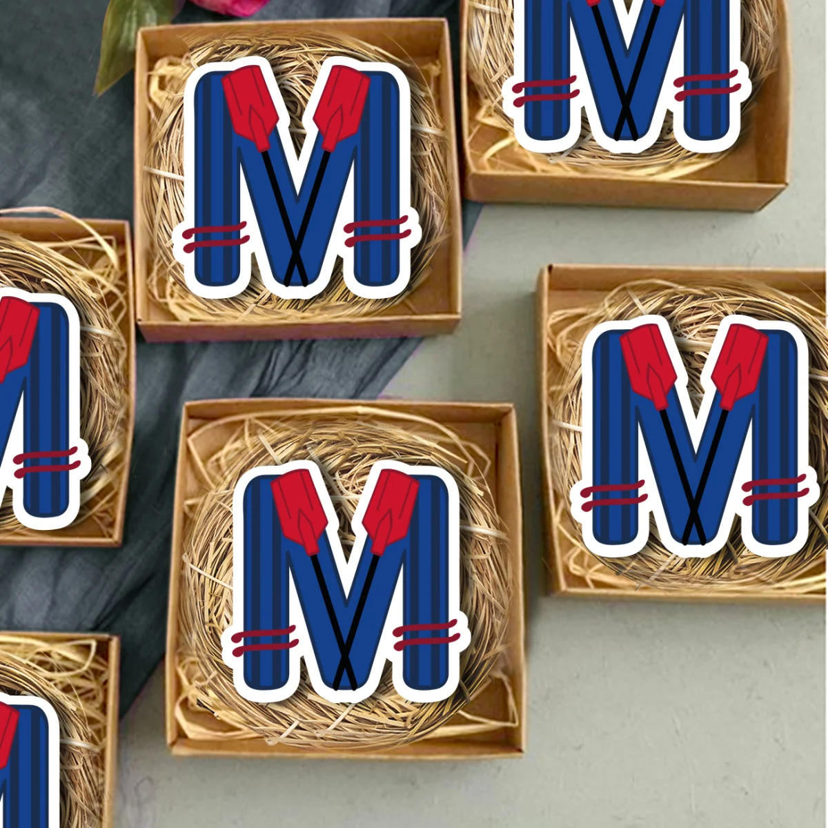 Kişiye özel M harfi ve kürekler Bebek Magneti | Mavi Kırmızı kürekler, yatay çizgiler Desenli