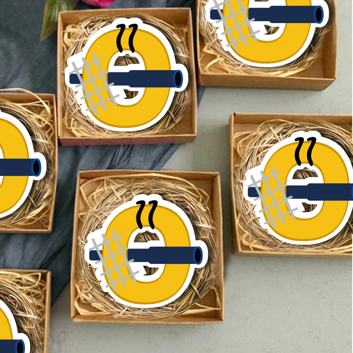 Izgarada Simit Bebek Magneti | Sarı ızgara, duman Desenli