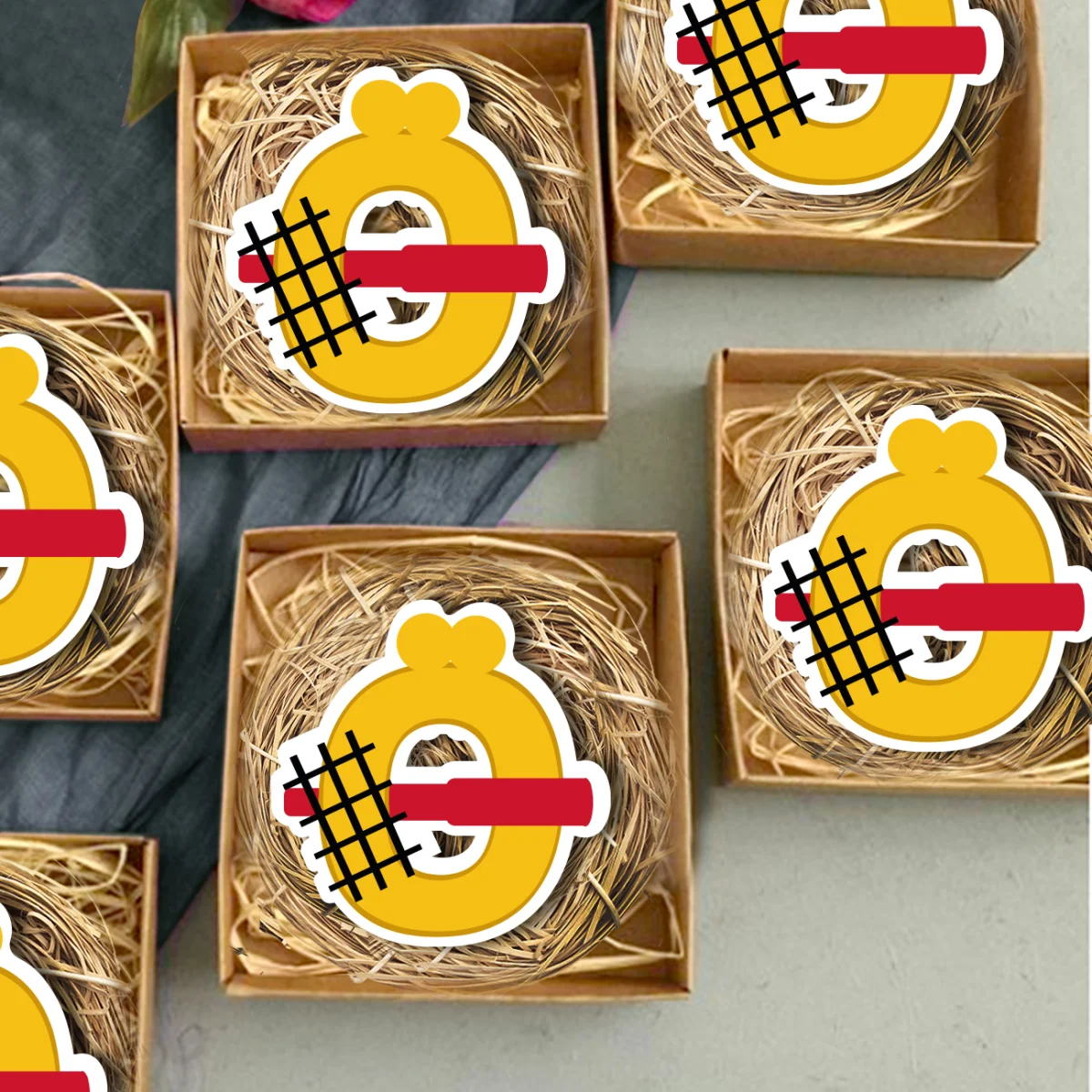 Para sembolü Bebek Magneti | Sarı Siyah kafes, kırmızı şerit Desenli