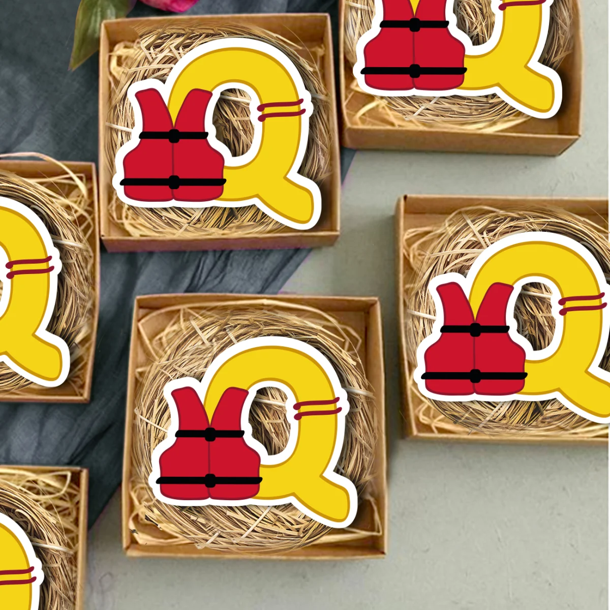 Harf Bebek Magneti | Sarı Can yeleği, kırmızı şeritler Desenli