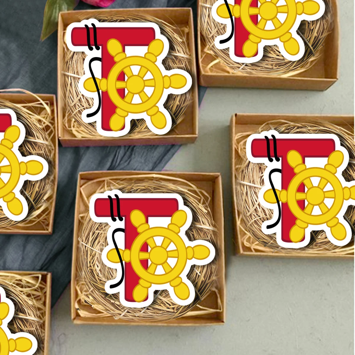 Gemi dümeni Bebek Magneti | Kırmızı Kırmızı T harfi, gemi dümeni Desenli