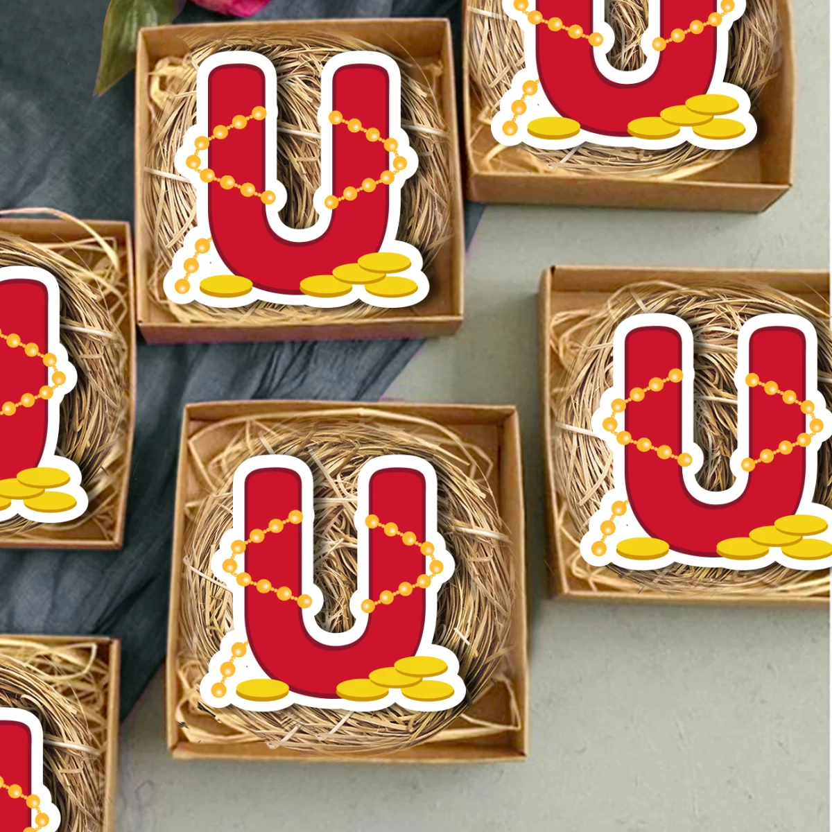 Harf, şans, para Bebek Magneti | Kırmızı, Altın boncuklu zincir, madeni paralar Desenli