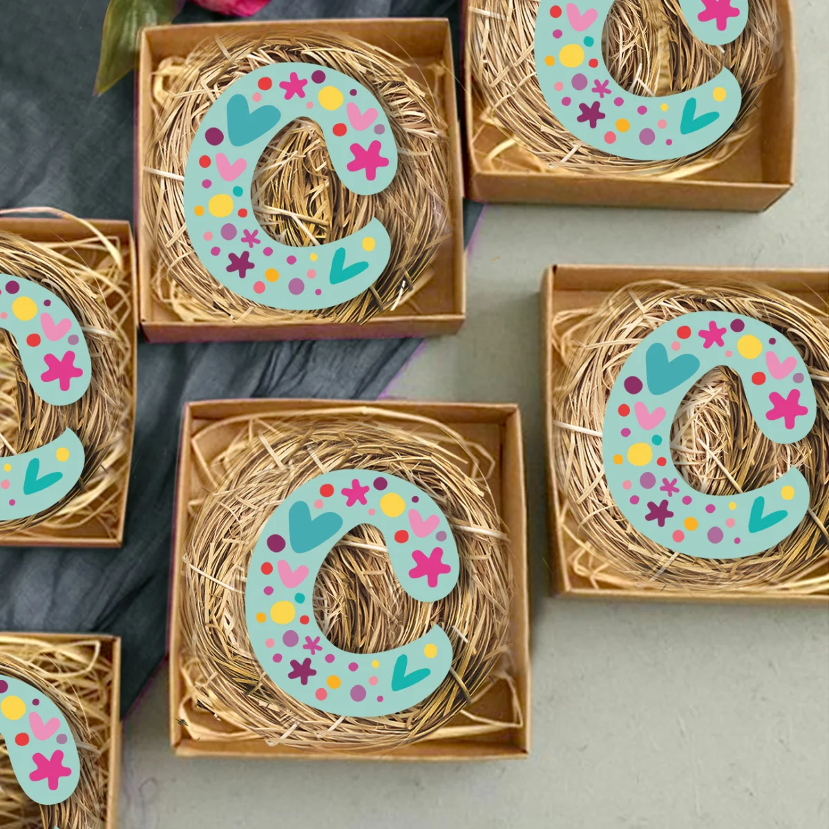 Çiçekler, kalpler ve puantiyelerle süslü harf Bebek Magneti | Açık teal kalpler, çiçekler Desenli