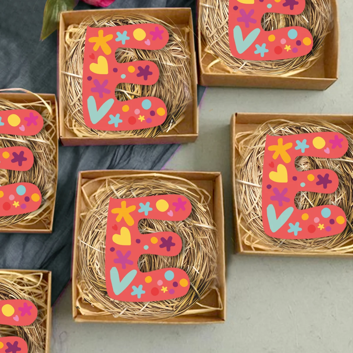 Dekoratif Harf ve Oyunbaz Şekiller Bebek Magneti | Somon Pembe Kalpler, yıldızlar Desenli