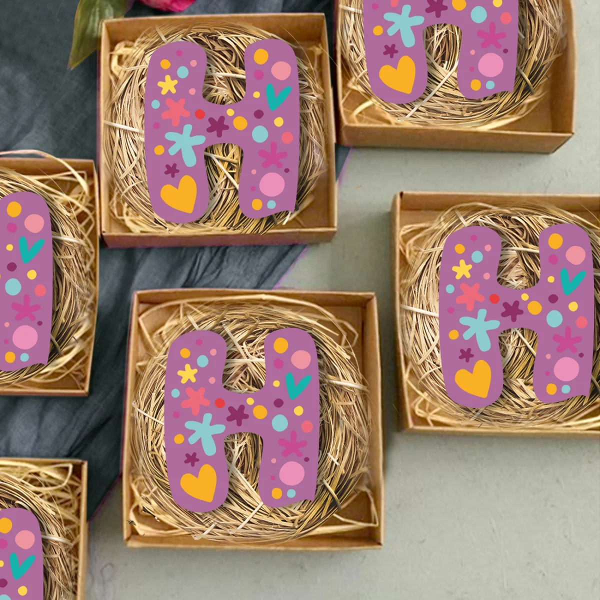 Kişiye özel harf ve renkli desenler Bebek Magneti | Mor yıldız, kalp Desenli