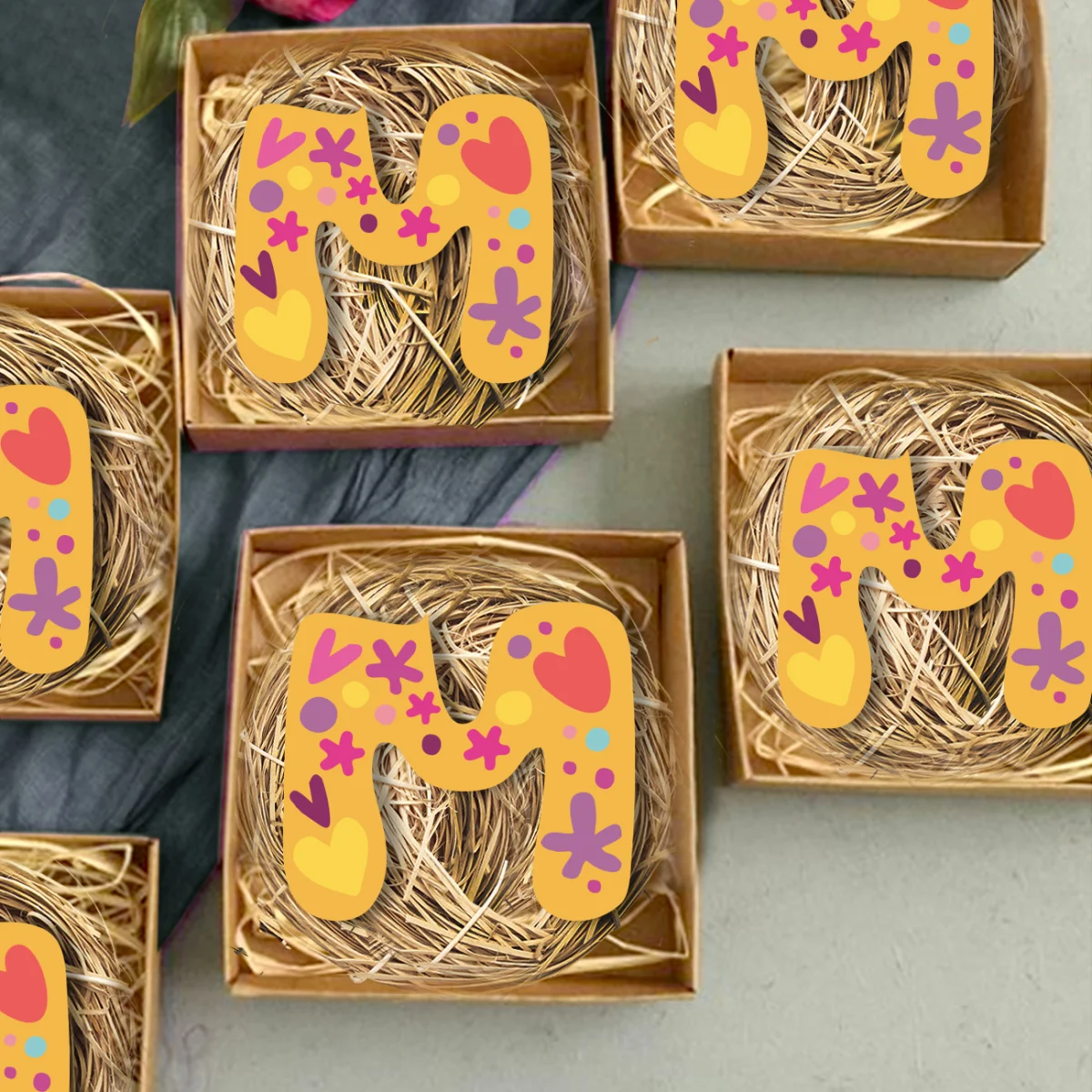 Şirin Desenler Bebek Magneti | Sarı Kalpler, çiçekler Desenli