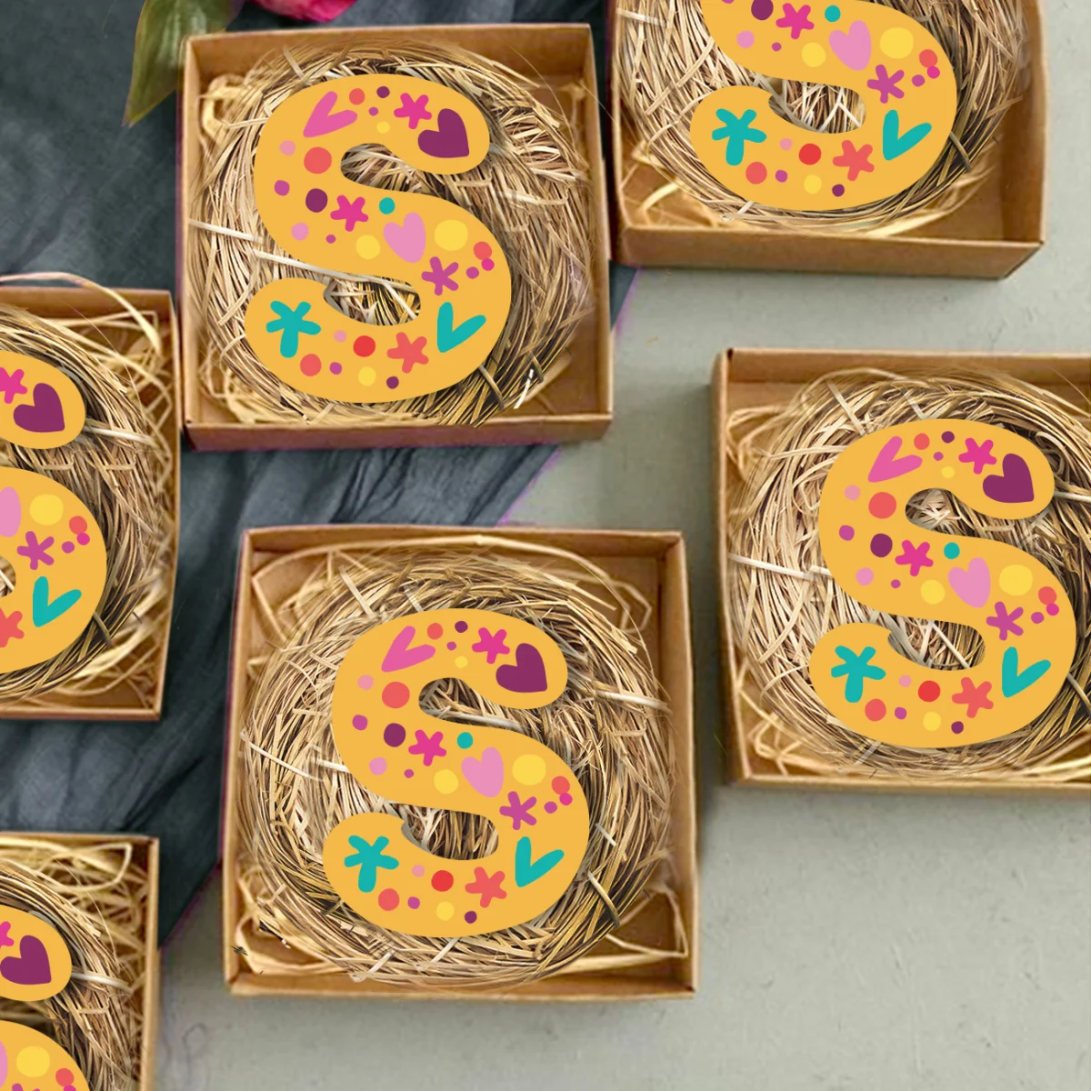 Çiçekli Kalpli Harf Bebek Magneti | Sarı Kalpli, çiçekli ve noktalı desenler Desenli