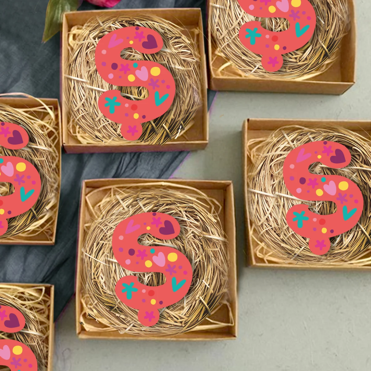 Kalpler ve çiçekler Bebek Magneti | Mercan kalpler, çiçekler Desenli