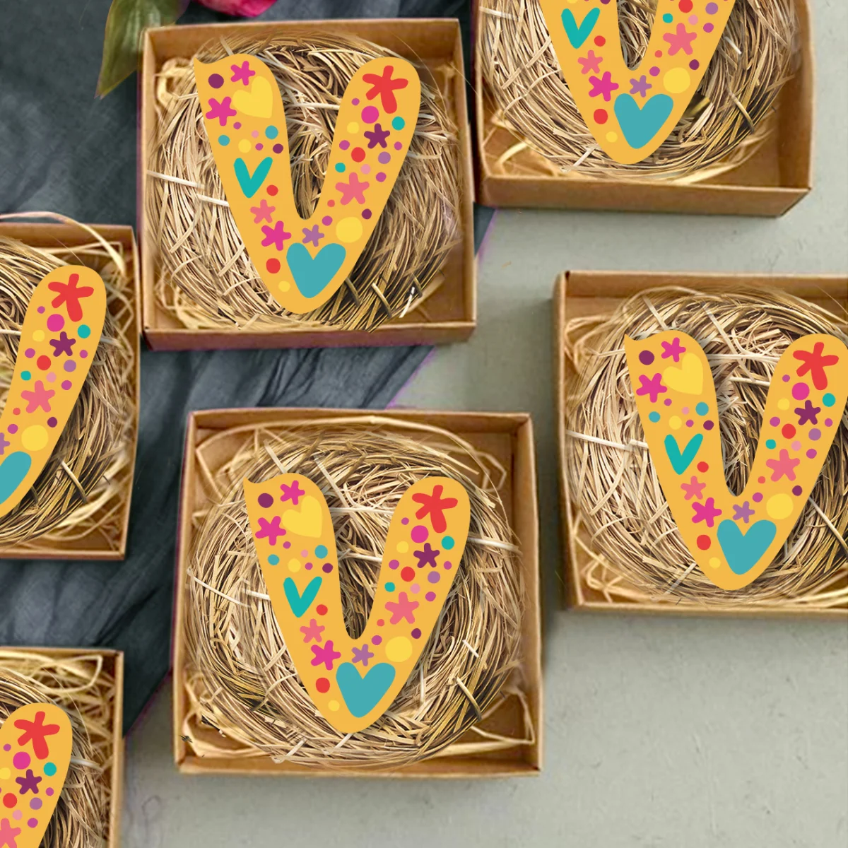 Çiçekler ve Kalpler Bebek Magneti | Sarı rengarenk kalpler, çiçekler Desenli