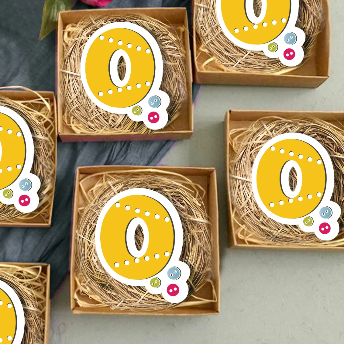 Dekoratif Rakam 0, Düğmeli Bebek Magneti | Sarı Beyaz noktalar, renkli düğmeler Desenli
