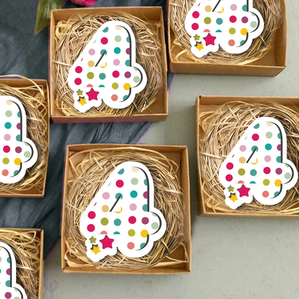 Sayı 4 Bebek Magneti | Beyaz rengarenk puantiyeler, yıldızlar Desenli