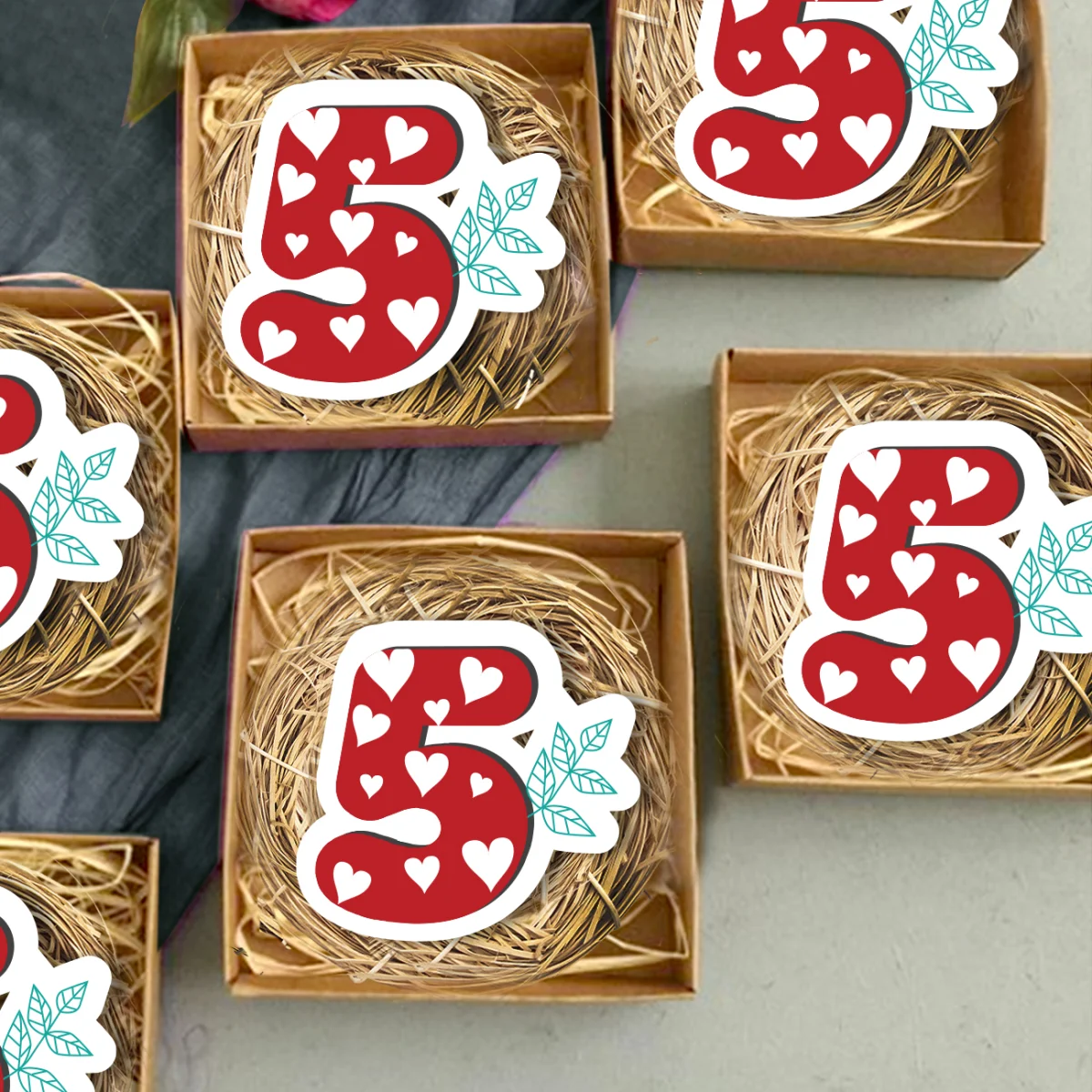 Kalp temalı sayı Bebek Magneti | Kırmızı Beyaz kalpler, yeşil yapraklar Desenli