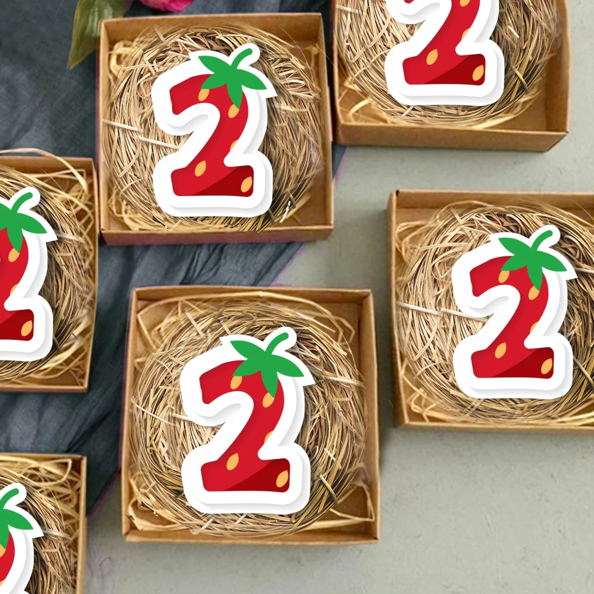 Çilek Bebek Magneti | Kırmızı 2 rakamı, yeşil sap Desenli