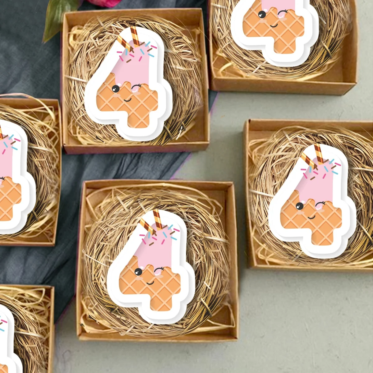 Dondurma 4 Rakamı Bebek Magneti | Pembe renkli şekerler, gülen yüz Desenli