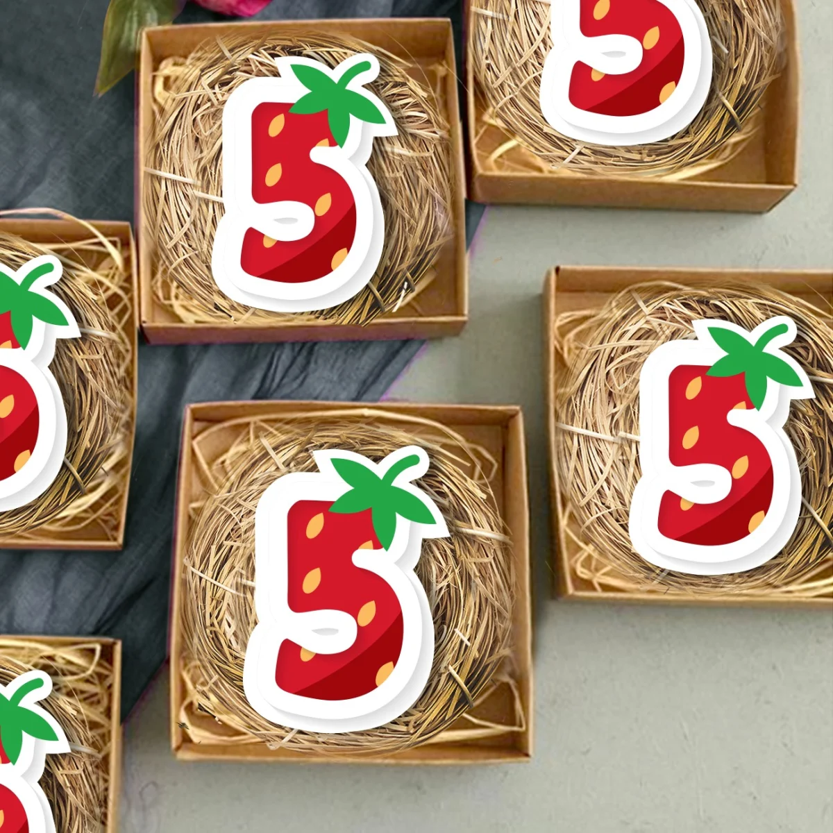 Çilek Bebek Magneti | Kırmızı Yeşil sap, sarı çekirdekler Desenli