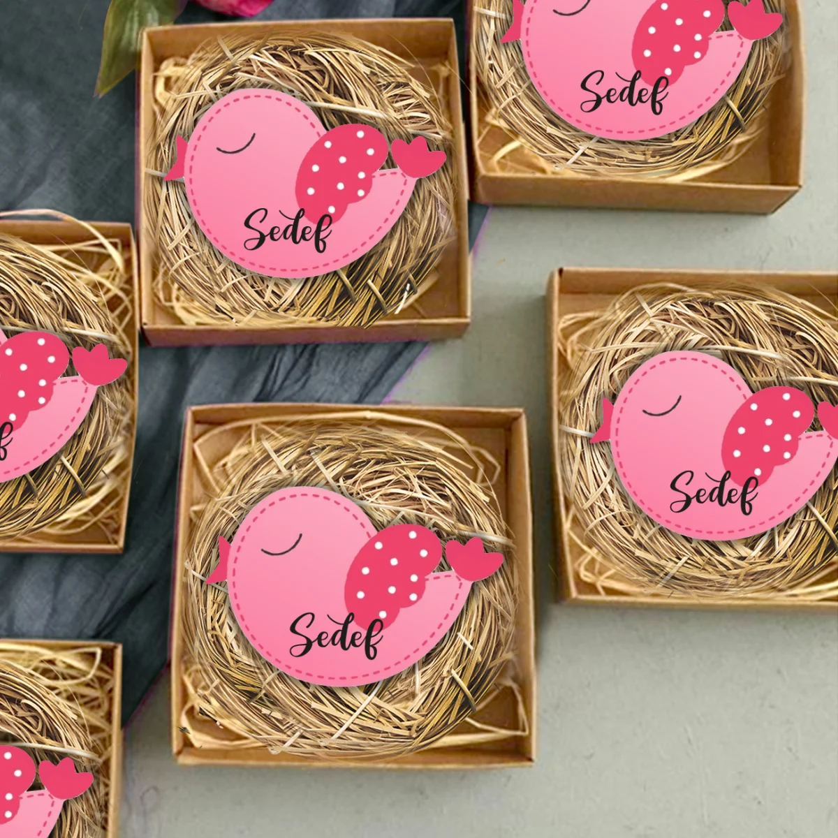 Kuş, Kuş Yuvası Bebek Magneti | Pembe Beyaz puanlı kanat, kalp detayları Desenli