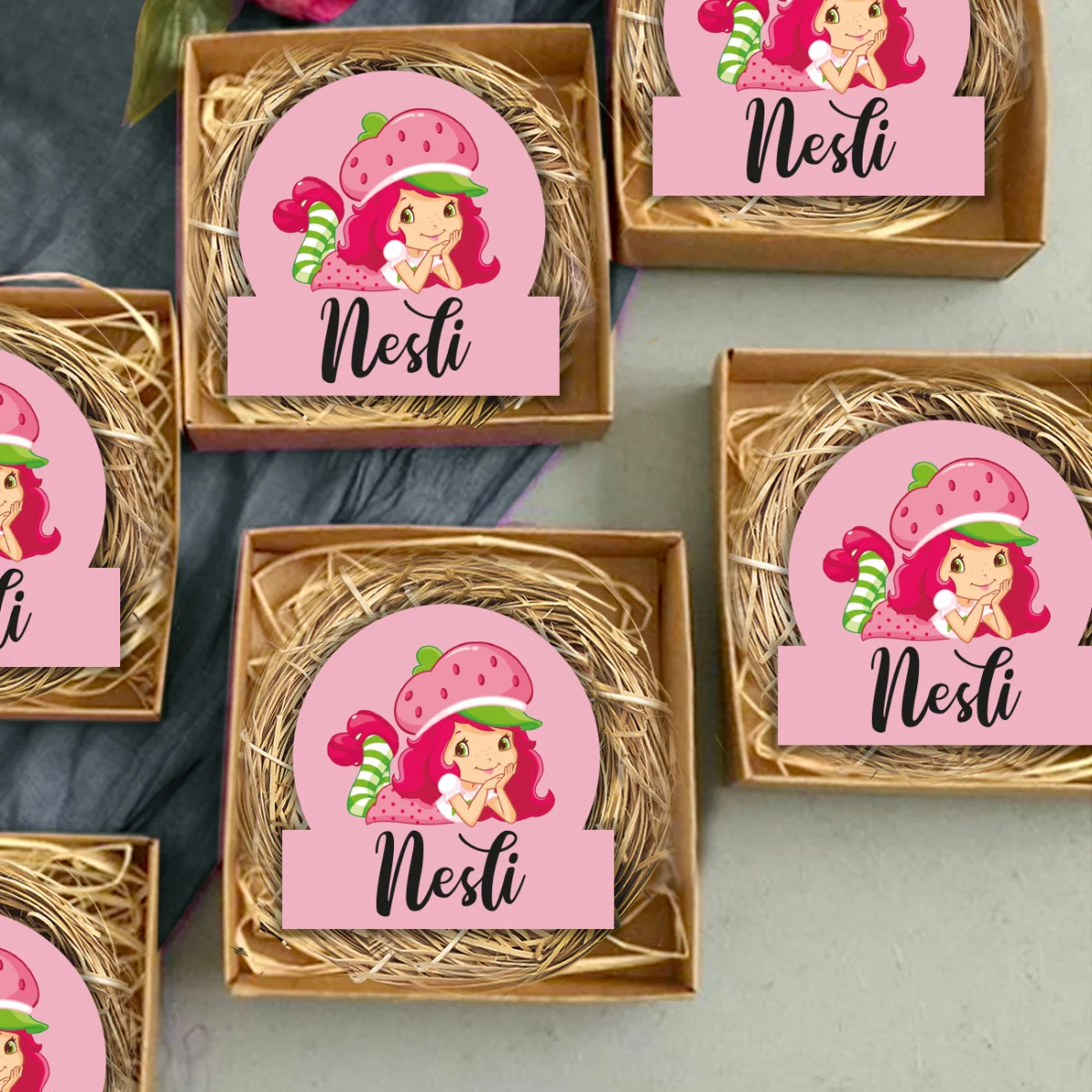 Çilek Kız Bebek Magneti | Pembe Çizgili detay, puantiyeli elbise Desenli