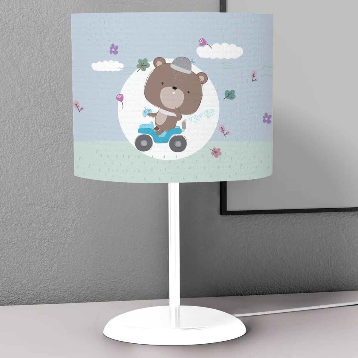 Araç süren ayıcık Abajur | Mavi bulutlar, çimen Desenli