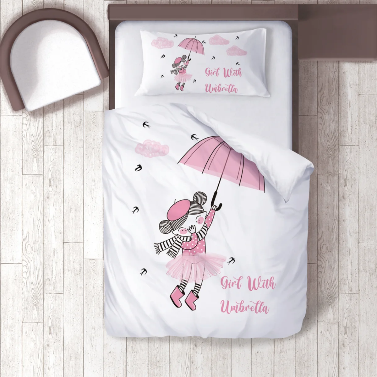 Şemsiyeli Kız Nevresim Takımı | Beyaz pembe bulutlar, uçan kuşlar Desenli