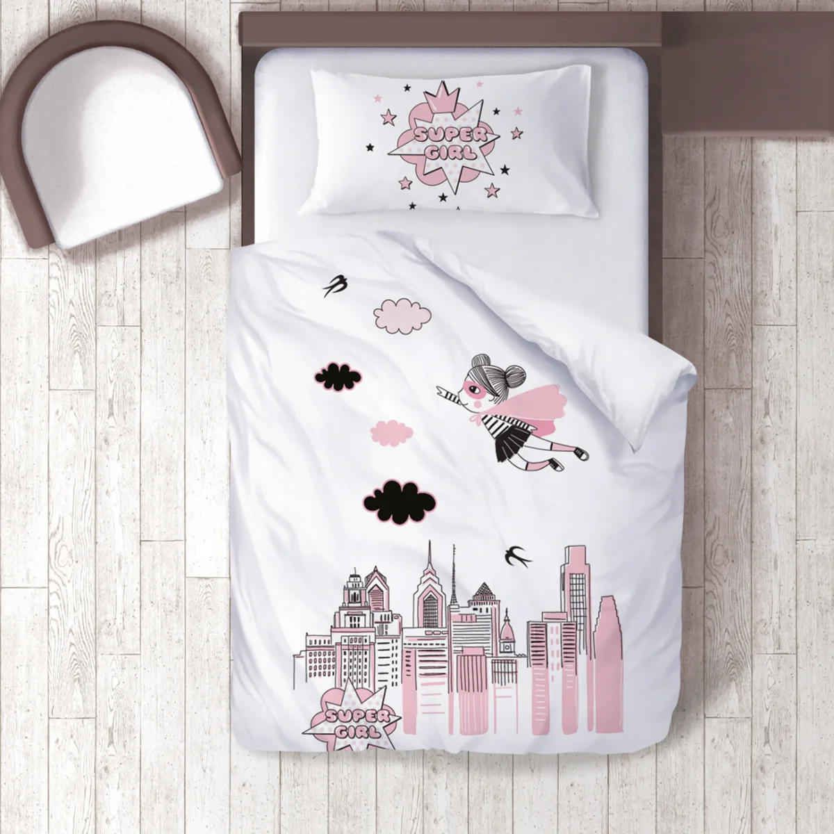 Süper Kız Nevresim Takımı | Beyaz şehir manzarası, bulutlar Desenli