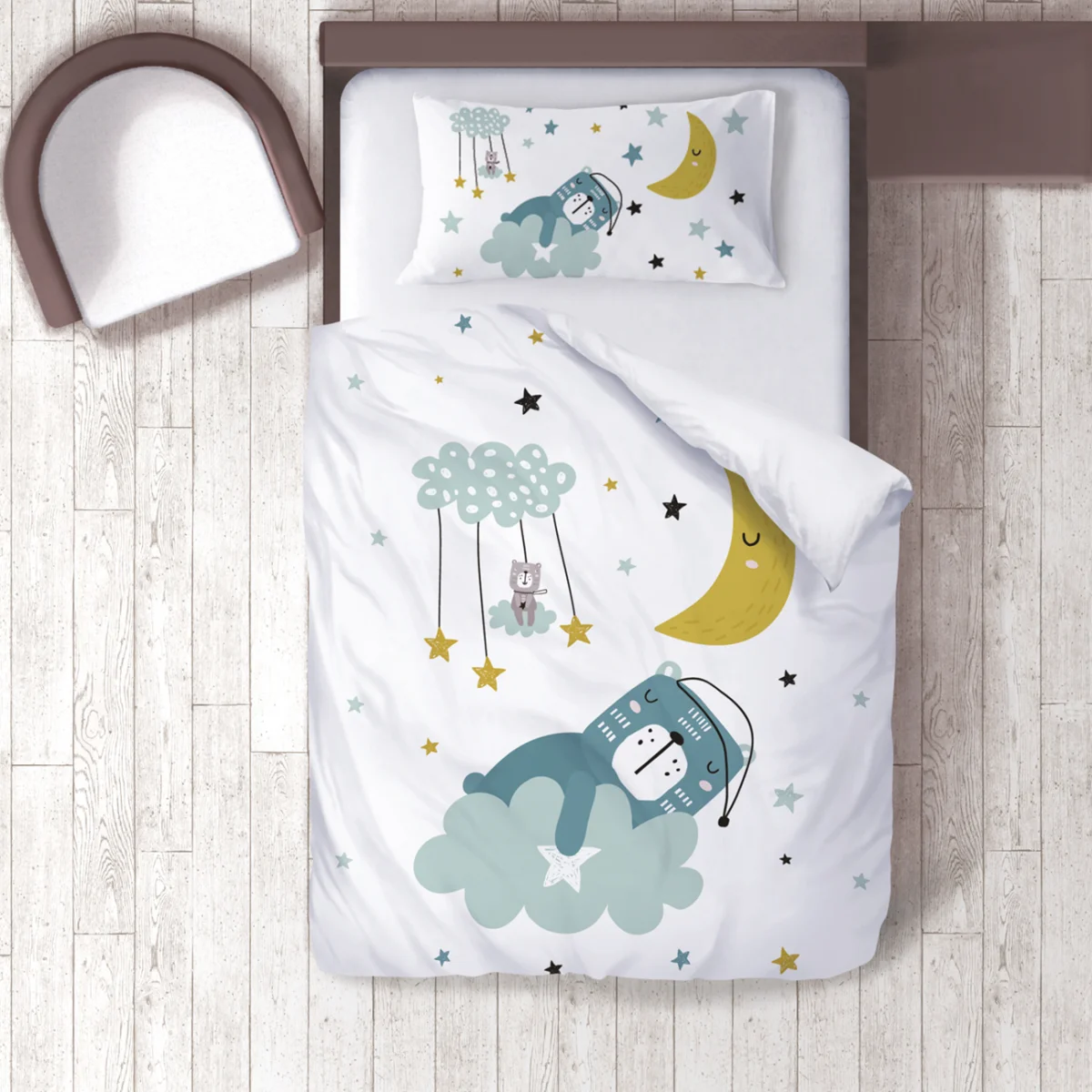 Uyuyan Ayıcık ve Gökyüzü Nevresim Takımı | Beyaz bulut, yıldız Desenli