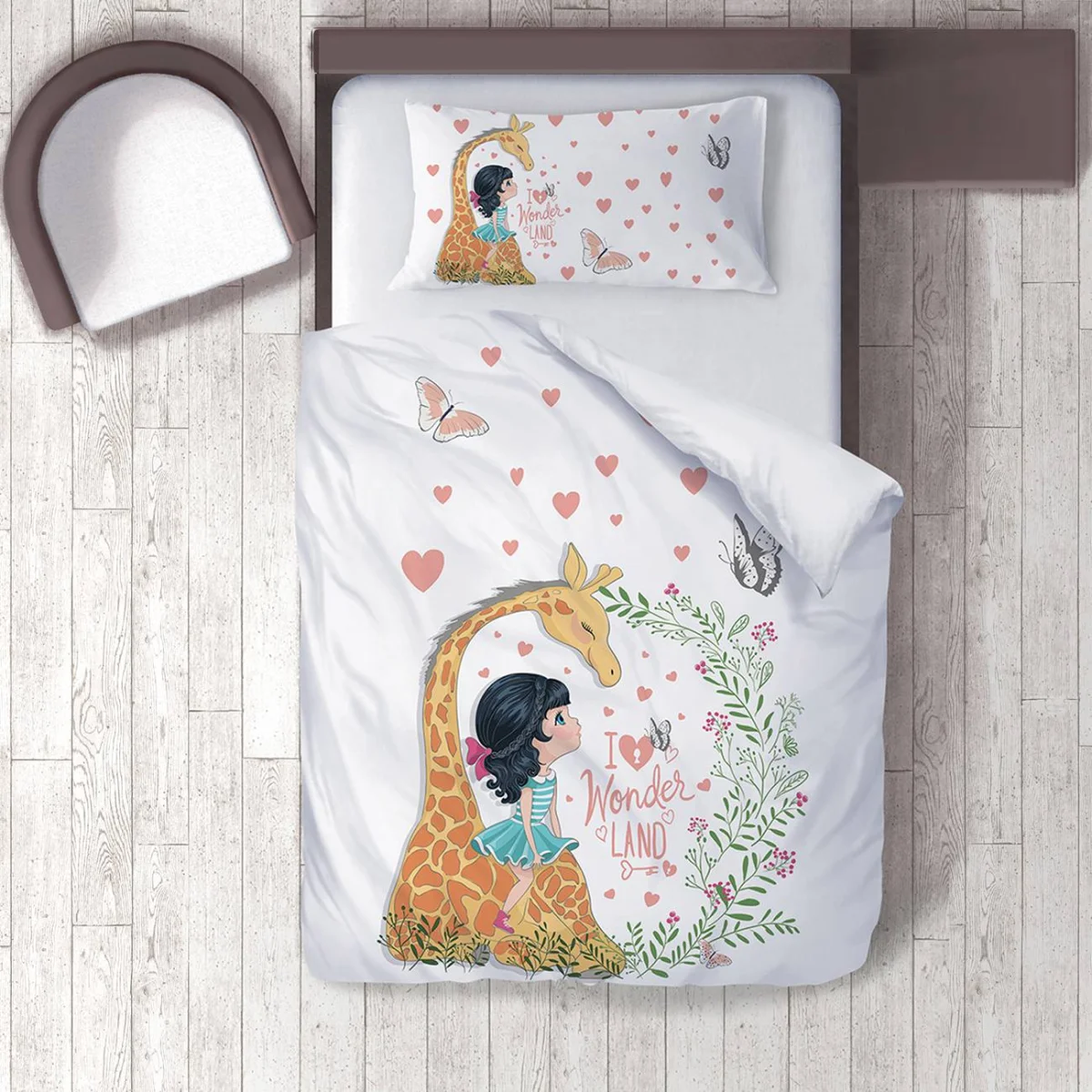 Kız ve Zürafa Nevresim Takımı | Beyaz Kalpler, kelebekler Desenli