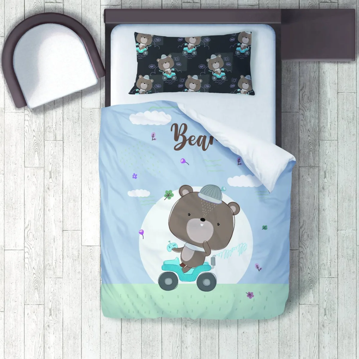 Araç süren ayıcık Nevresim Takımı | Mavi bulutlar, çimen Desenli