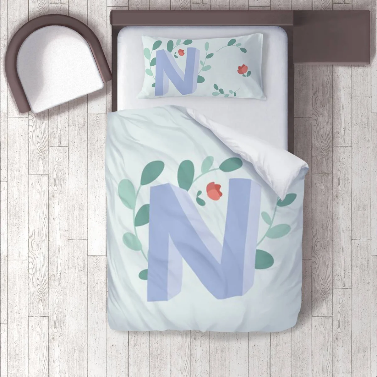 Baş Harf ve Çiçek Çelengi Nevresim Takımı | Açık Mavi yapraklar, küçük kırmızı çiçekler Desenli