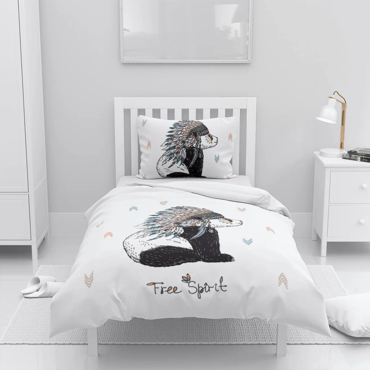 Kızılderili Başlıklı Ayı Nevresim Takımı | Beyaz Oklar, şeritler ve Free Spirit yazısı Desenli